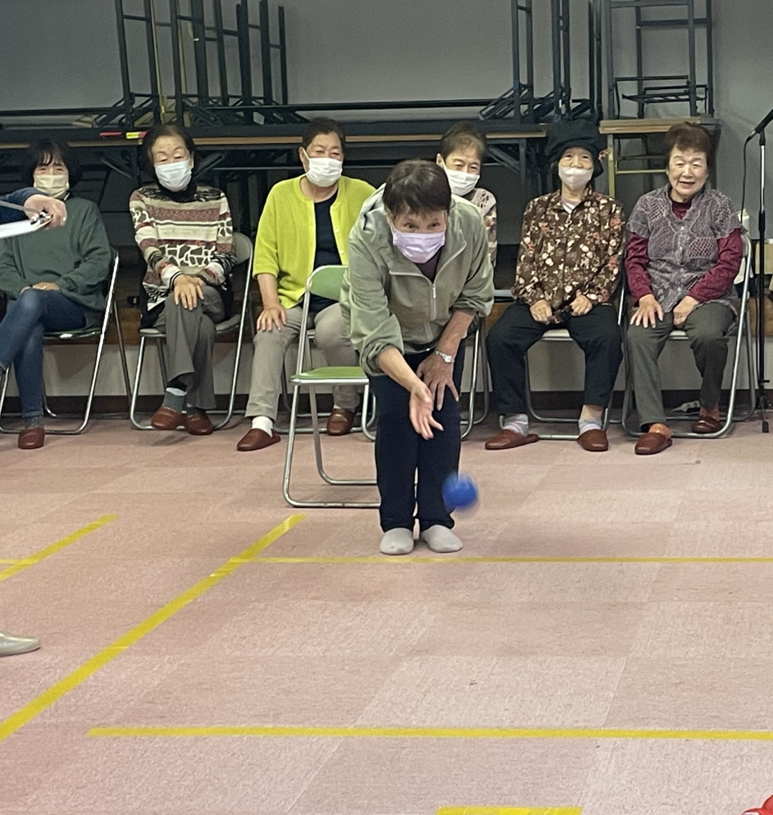 サロン（ボッチャ）を楽しむ参加者の様子