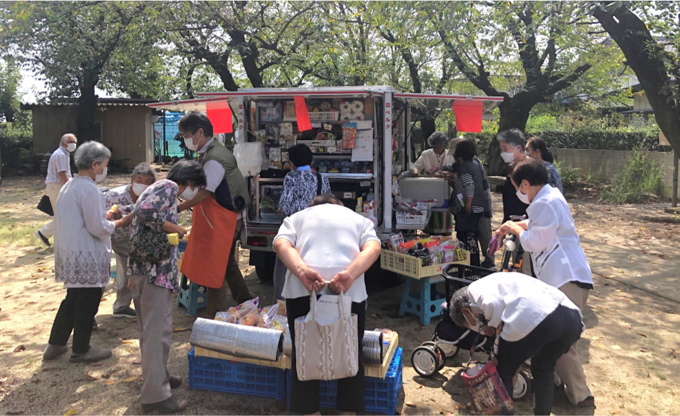 とくし丸が来る日は大賑わい。買い物を楽しむ住民の様子