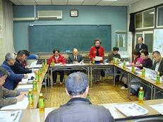 ワークショップで出た課題の解決方法を、職員も一緒に考えていきます(東地区)