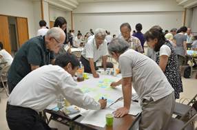 テーブルを囲んでワークショップ